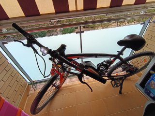 Bicicleta Eléctrica Negra y Roja