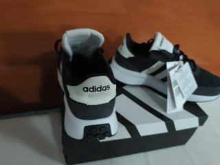 Zapatillas Adidas Negras y Blancas