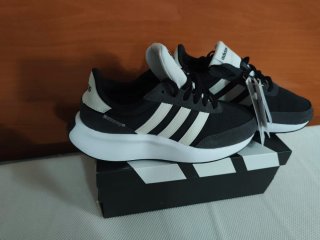 Zapatillas Adidas Negras y Blancas