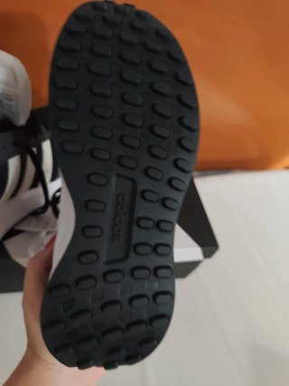 Zapatillas Adidas Negras y Blancas