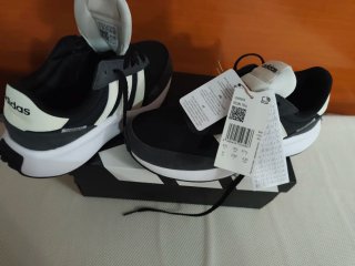 Zapatillas Adidas Negras y Blancas
