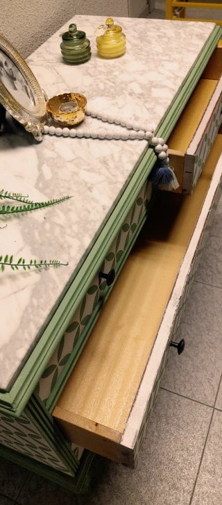 Cómoda de Madera con Estampado