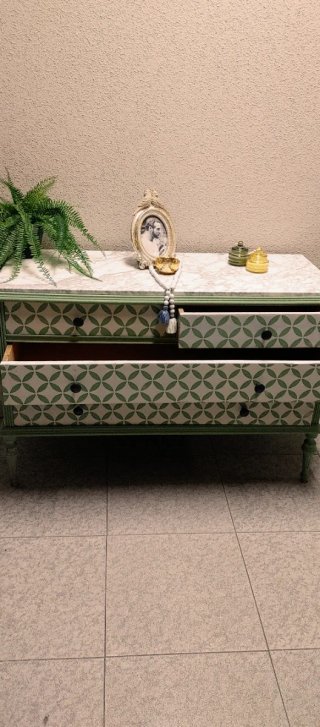 Cómoda de Madera con Estampado
