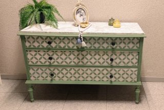 Cómoda de Madera con Estampado