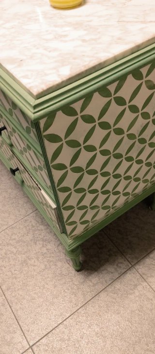 Cómoda de Madera con Estampado