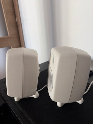 Monitores de estudio Genelec blancos