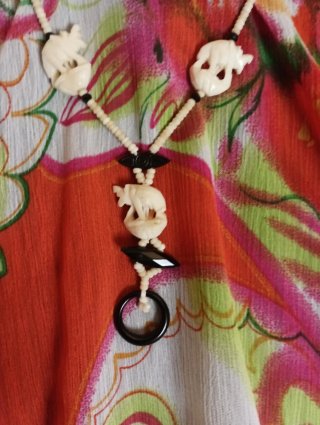 Collar antiguo elefantes beige y negro