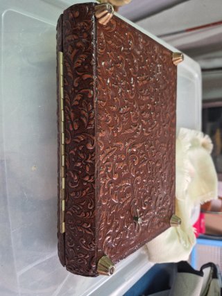 Caja de puros con música tallada