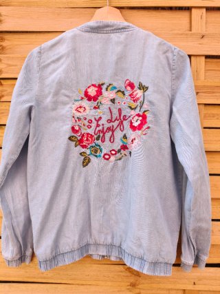 Bonita chaqueta vaquera ligera bordada
