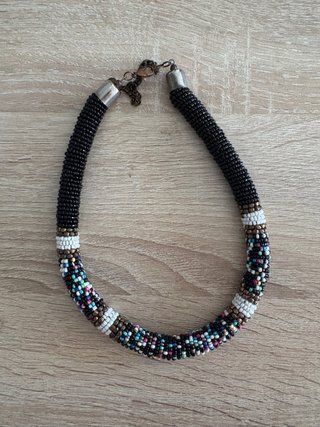 Collar de cuentas multicolor