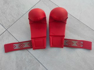 Guantillas de Karate Daedo WKF Rojas