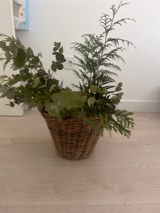 Cesta de mimbre y madera