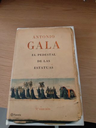 El pedestal de las estatuas (Spanish Edition)