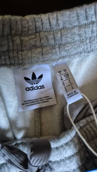 Pantalón corto Adidas gris
