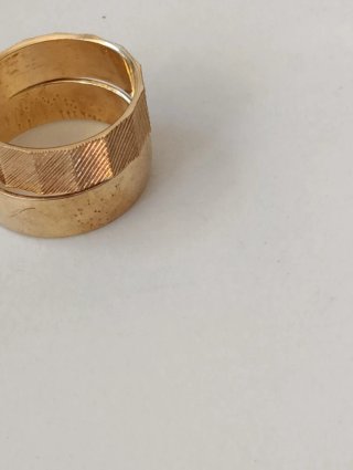Anillo Dorado y anillo con Textura