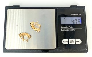 Pendiente de oro de 18k piedras, 4.09 g.