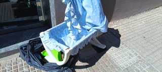 Cuna de juguete azul con lunares