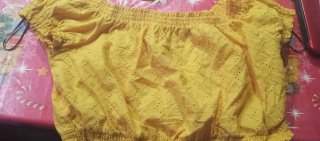 Blusa corta amarilla con bordados