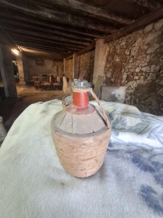 Garrafa de Vidrio con Revestimiento de Mimbre