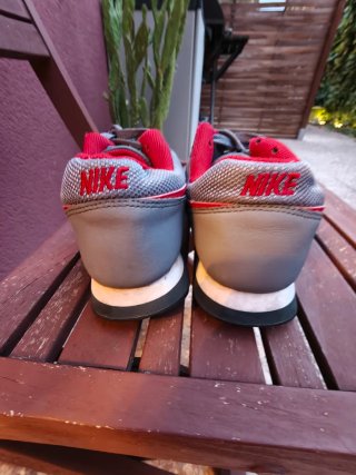 Nike Mujer Gris y Rojo