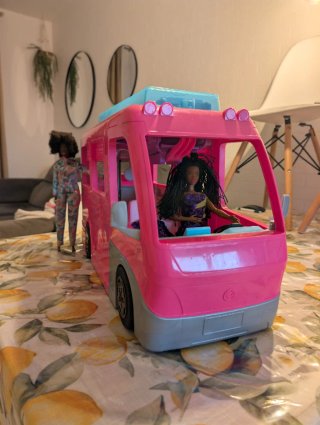 Caravana Barbie con tobogán y piscina
