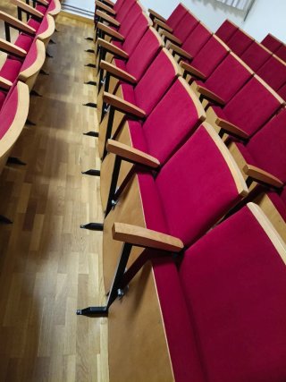Butacas de teatro con estructura de madera