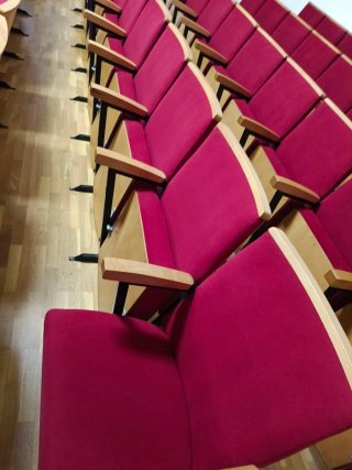 Butacas de teatro con estructura de madera