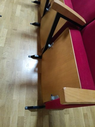 Butacas de teatro con estructura de madera