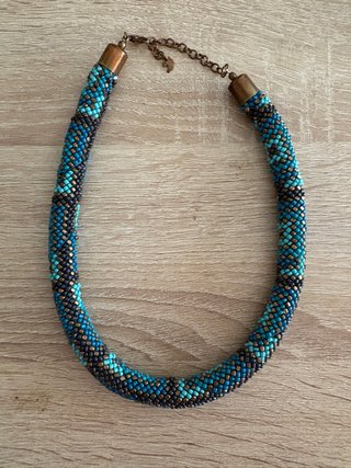 Collar de cuentas azul y dorado