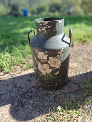 Garrafa Antigua de Metal con Flores