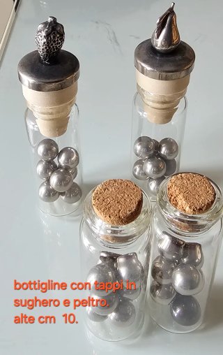 Bottigliette con tappi in sughero e peltro