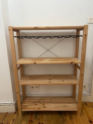 Estantería de madera con botellero