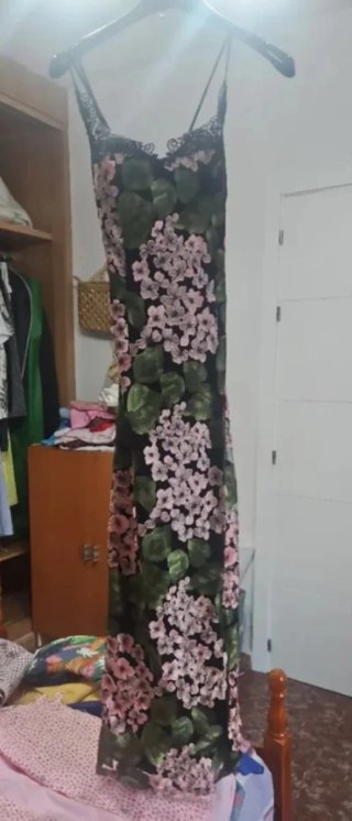 Vestido negro con bordado floral