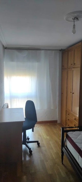 Se alquila habitación en piso compartido