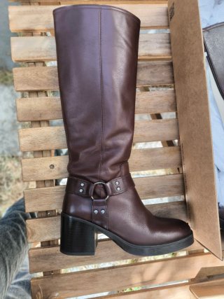 Botas Altas Marrones con Hebilla