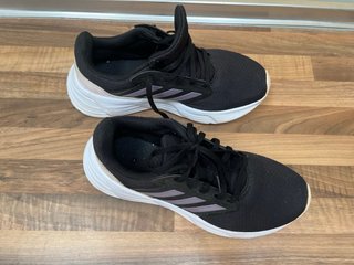 Zapatillas adidas Negras y Blancas