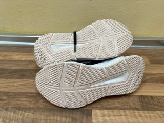 Zapatillas adidas Negras y Blancas