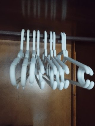 Perchas de plástico blancas