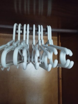 Perchas de plástico blancas
