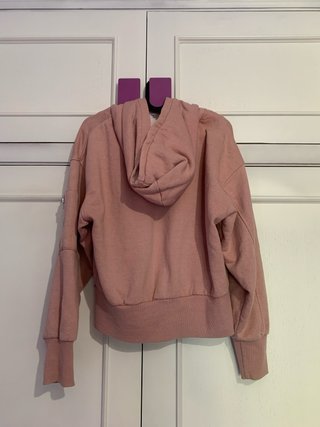 Sudadera rosa con cremallera y capucha de pelo
