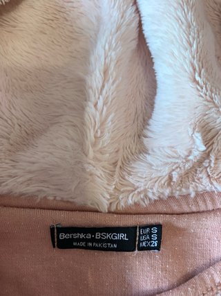 Sudadera rosa con cremallera y capucha de pelo