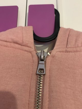 Sudadera rosa con cremallera y capucha de pelo