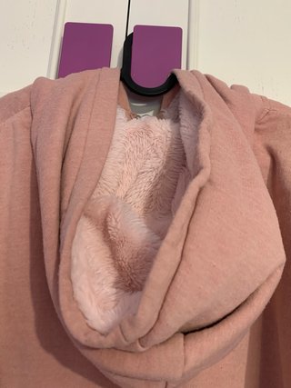 Sudadera rosa con cremallera y capucha de pelo