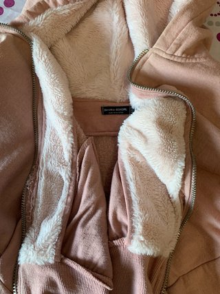 Sudadera rosa con cremallera y capucha de pelo