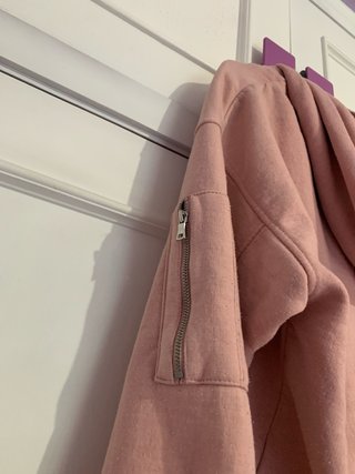Sudadera rosa con cremallera y capucha de pelo