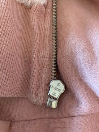 Sudadera rosa con cremallera y capucha de pelo