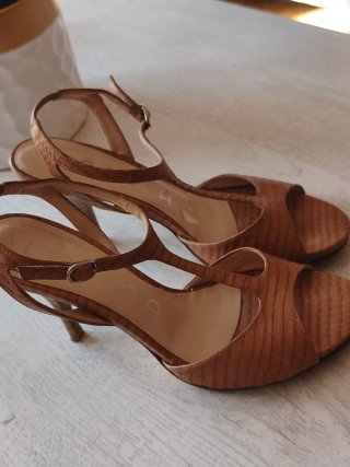 Sandalias Unisa T-Strap Piel Cocodrilo