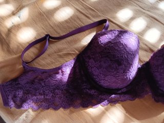 Sujetador de encaje morado