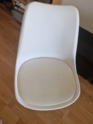 Silla blanca patas madera cojín sintético