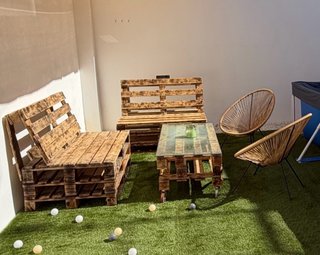Conjunto exterior: mesa, banco y sillas.